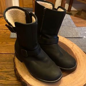 UGG black leather boots. Size 7. Very warm. Sherpa throughout boot. Zip closer